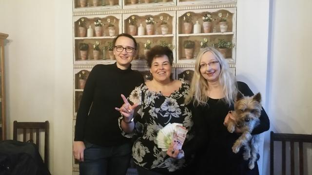 v.l. Carina Weil, "flotte Biene" Astrid Kurth und Shanna Lucia Frings