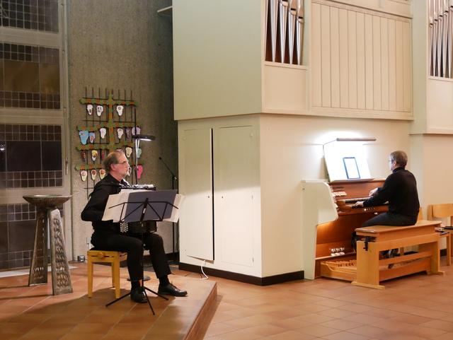 Musikalische Begegnungen zwischen Akkordeon und Orgel: Helmut C. Jacobs und Stefan Kames in der Wesselinger Kreuzkirche.
