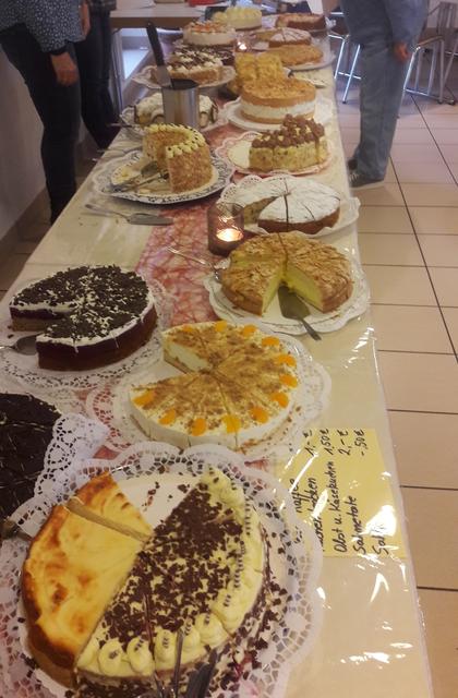 Die Caféteria mit selbstebackenen Kuchen ist der Hit beim Missionsbasar in Glessen.