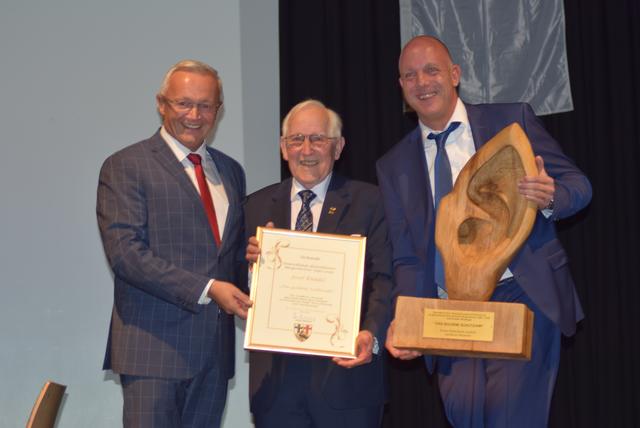 Landrat Achim Hallerbach (li.) überreicht Bürgermeister a.D. Josef Rüddel das Goldene Schlitzohr des Landkreises Neuwied. Im Bild re. Rüddels Nachfolger Martin Buchholz.