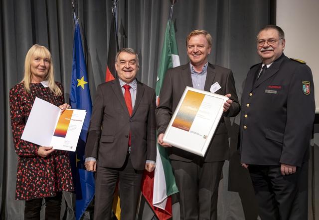 Minister Herbert Reul überreicht die NRW-Förderplakette an den Mineralölhandel Schäfer in Solingen