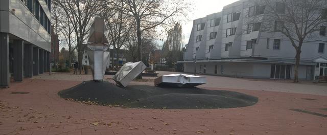 Auf dem Balthasar-Neumann-Platz fanden schon zahlreiche Veranstaltungen statt. Dieses Mal der" Weihnachtliche Wochenmarkt" .
Foto: Heike Löhrer