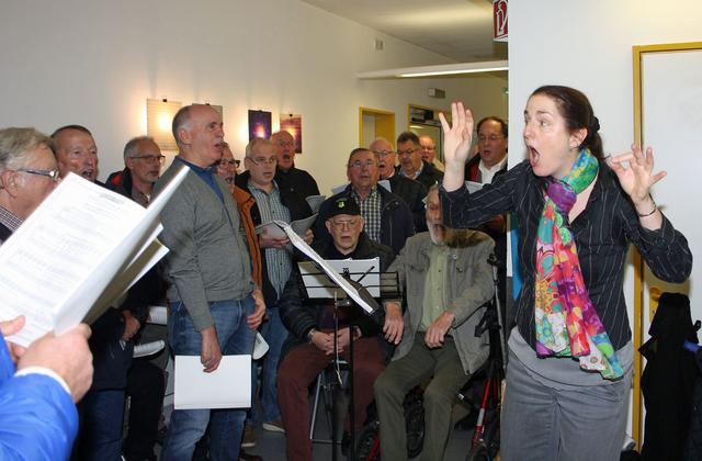 Mit musikalischen Beiträgen auf den Gängen des St.-Hubertus-Stift Krankenhauses in Bedburg überraschte der MGV Quartettverein 1930 Königshoven e. V. mit Chorleiterin Daniela Bosenius Patienten und Belegschaft.