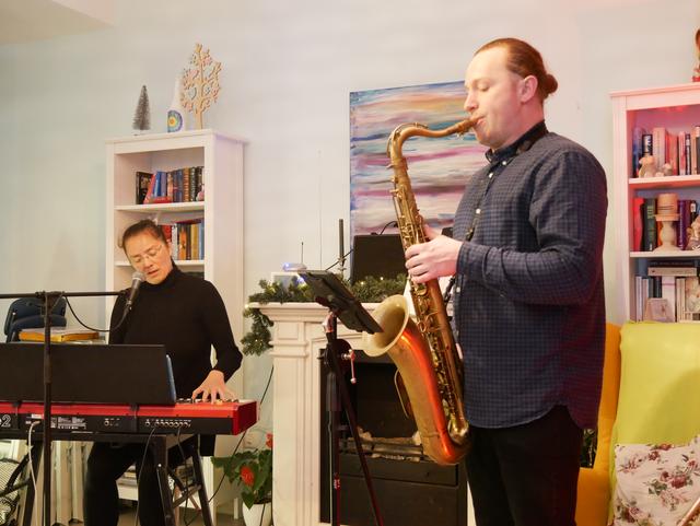Junodori im Duo beim RheinKlang 669 Wohnzimmerkonzert in Wesseling: Judith Nordbrock, Vocals und Klavier, und Sergii Chernenko, Saxophon und Querflöte.