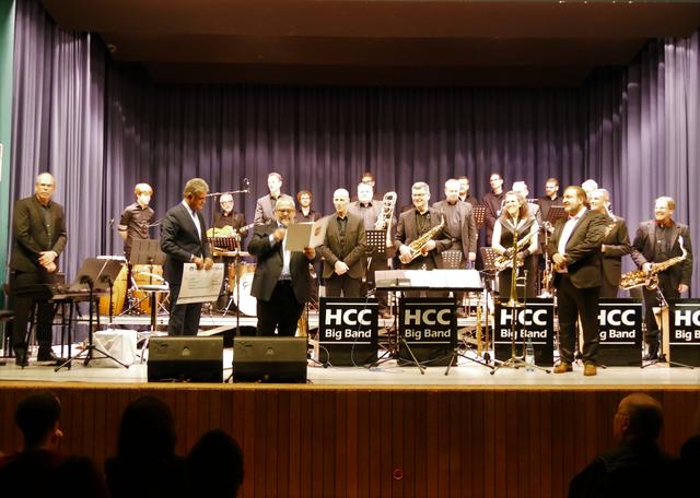 Bürgermeister Erwin Esser und der Vorsitzende des Kulturaussschusses der Stadt Wesseling Ralf Daniel zeichnen die HCC Big Band als Kulturverein des Jahres 2019 aus.