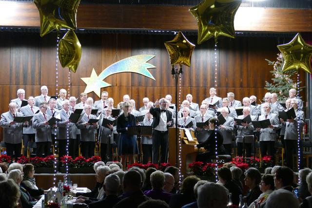 Zum Abschluss des Konzertes im Rahmen des Weihnachtlichen Festabends des Männer-Gesang-Verein 1844 Wesseling bildeten die Zuschauer im schön geschmückten Pfarrsaal St. Germanus einen großen Chor: "Stille Nacht, heilige Nacht".