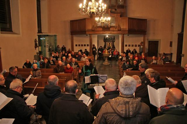 Gemeinsam mit dem Publikam sang der MGV Quartettverein 1930 Königshoven e. V. unter dem Dirigat von Daniela Bosenius Weihnachtslieder in der Pfarrkirche St. Goerg in Alt-Kaster.