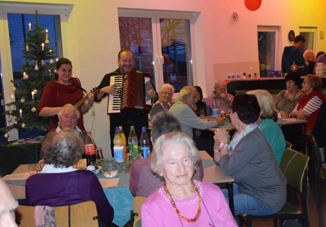 "Das Duo Sahnewirbel im Kaffee" (Markus Wolters, Clarissa Senft) musizierte und die Gäste sangen beim Adventskaffee "op de Hüh"