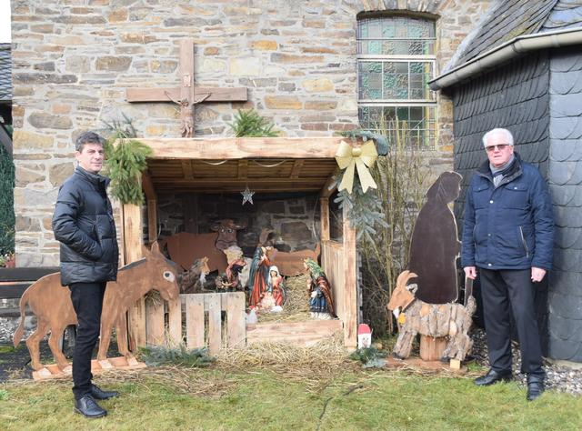 Achim Mamet (li) und Friedbert Röhrig (re.) präsentieren die erste Krippe im Freien an der Michaelskapelle Hoppengarten