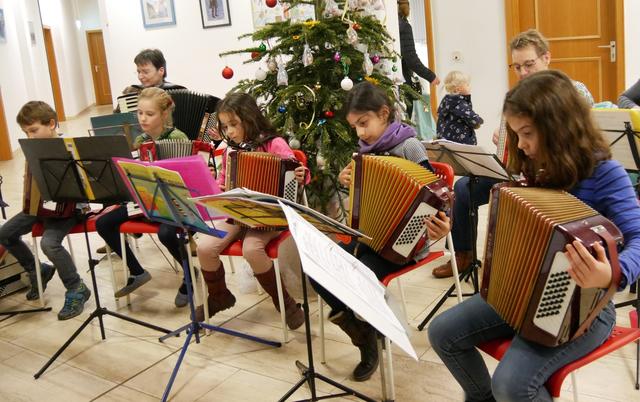 Schüler der Musikschule Emotio Bonn spielen hier im Ensemble eigenständig Orchester-Literatur der Elementarstufe - nach Anleitung und unter Leitung ihrer Musiklehrerin Elena Taran.