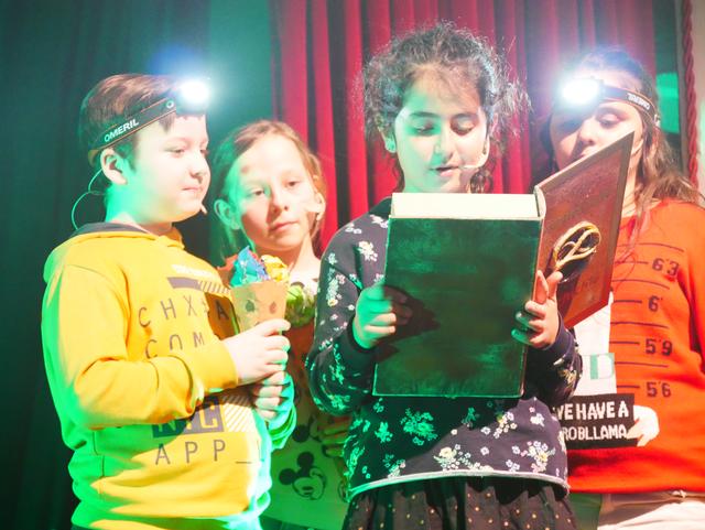 Die Freunde lesen im Buch "Die unendliche Geschichte" und geraten so in die Märchenwelt von Phantasia.
