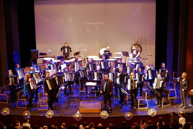Großer Schlussapplaus nach dem End Theme der Star Wars Suite von John Williams für ArtAccA unter Leitung von Tobias Dalhof. Rechts die Moderatorin der Konzerte: Martina Bialas.