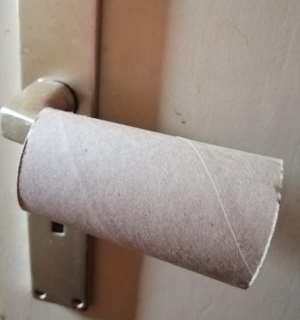 Die Papierrolle passt auf jeden Türgriff