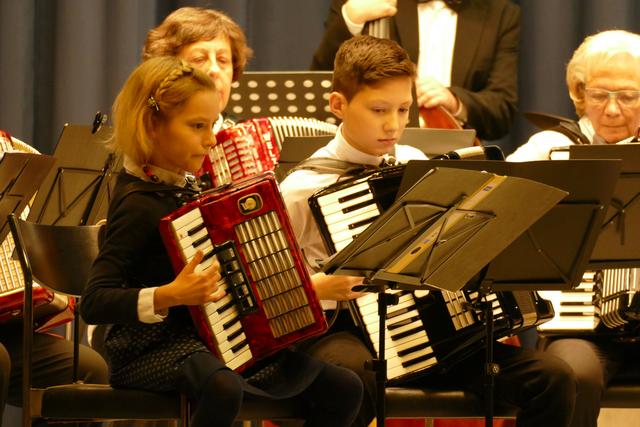 Das Workshop-Orchester "Gemeinsam musizieren mit Quetsch" beim letzten Auftritt - das war beim Jahreskonzert 2019 des Akkordeon-Orchesters Wesseling.