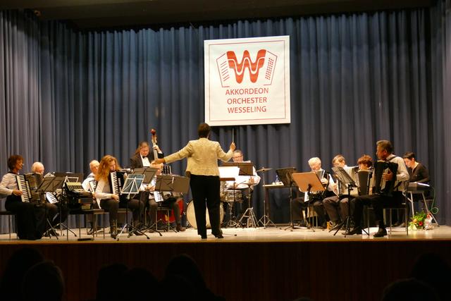 Das Akkordeon-Orchester Wesseling bei seinem Jahreskonzert im November 2019 auf der Bühne der Aula Gartenstraße.