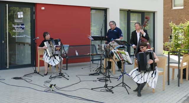 Von links nach rechts: Anita Brandtstäter, Akkordeon; Olek Gelba, Drums; Urs Wiehager-Dietz, Kontrabass; Elena Taran, Bajan.