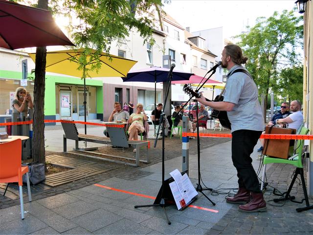 Lesekonzert mit Joe Bennick vor Mines Spatzentreff.