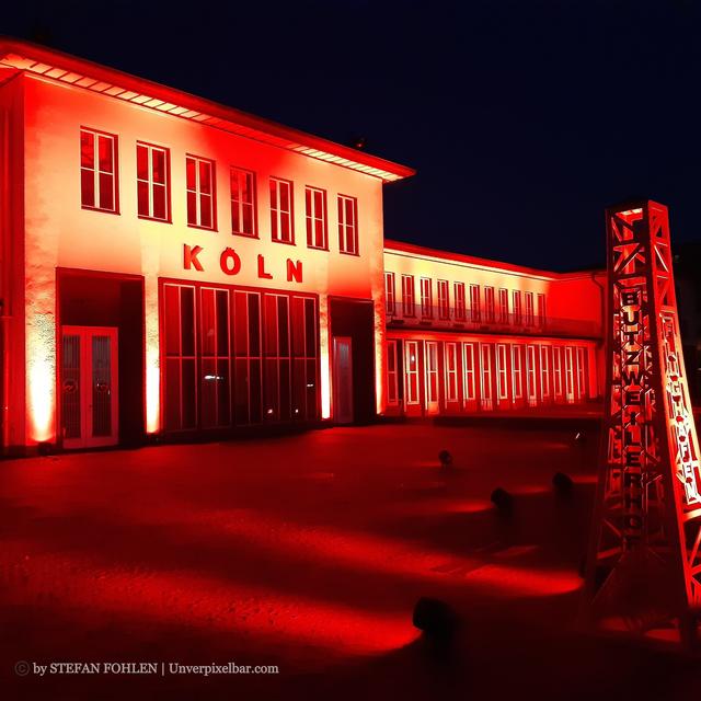 "Alarmstufe ROT" am alten Flughafen Köln-Butzweilerhof
Auch die MOTORWORLD Köln | Rheinland Am Butzweilerhof beteiligte sich an der „Night of Light“, die in der Nacht vom 22. auf den 23. Juni stattfand und ließ die historische Empfangshalle in Rot erstrahlen.