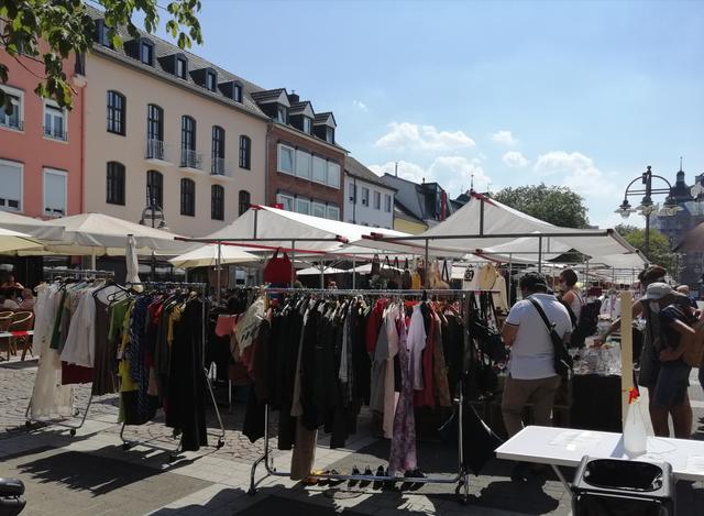 Bekleidung war auch zu haben.