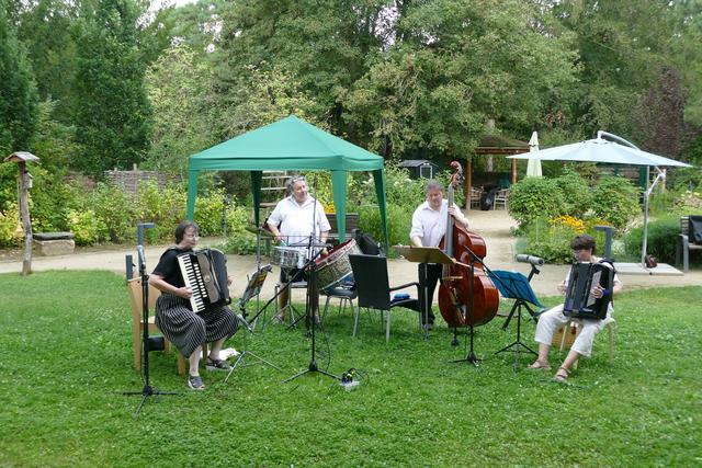 Balkonkonzert für das Thomas-Müntzer-Haus der Diakonie Michaelshoven mit dem Akkordeon-Duo Plus.