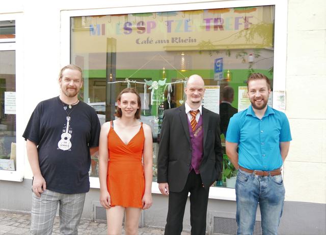 Das ungewöhnliche Duo Torben Schmidt und Joshua Clausnitzer - Zauberei und Literatur - mit den beiden Guest Acts, der Bauchrednerin Hinata und dem Singer-Songwriter Joe Bennick, vor der Show und vor Mines Spatzentreff.