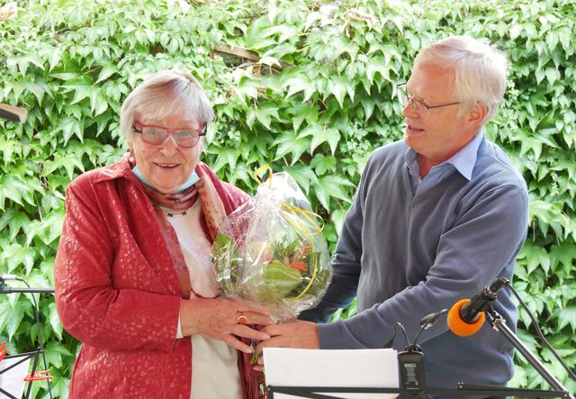 Blumen zum 90. Geburtstag von Cordula Krane - überreicht von Ludger Strobel, Vorsitzender des musikforum e.V., beim traditionellen Mitsingkonzert im CBT Wohnhaus St. Lucia.