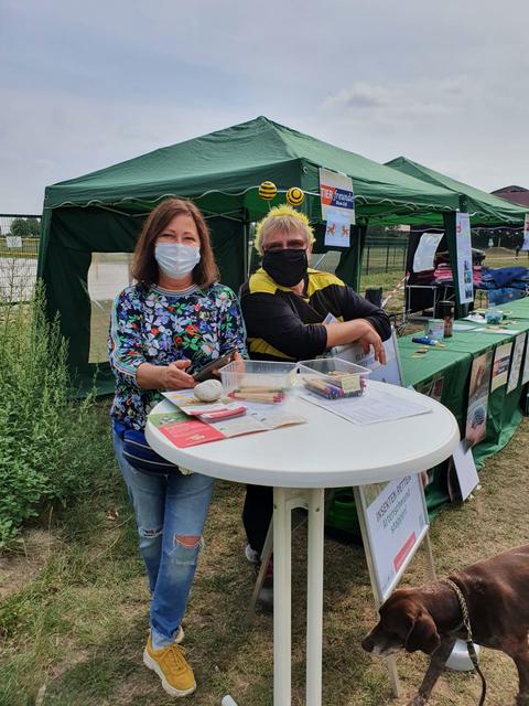 Veranstalterin Astrid Krauß (li.) mit Maskottchen, Hündin Karla, und Renate Könen, kurz bevor es losgeht...