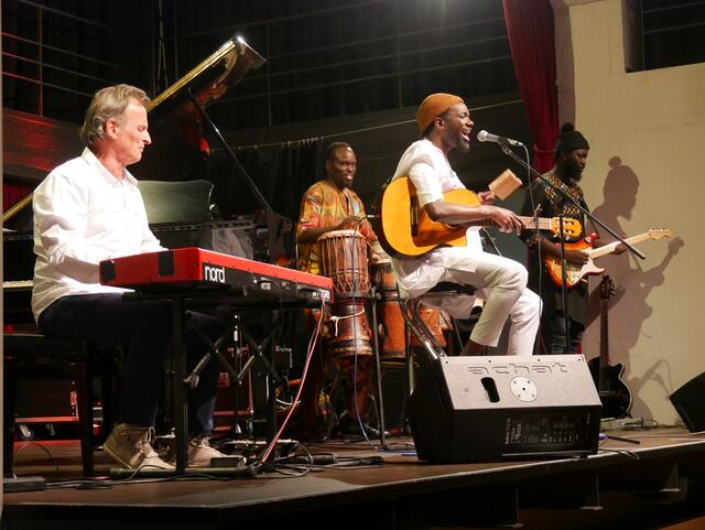 Global Music Orchestra im Wesselinger Rheinforum: Mike Herting am Flügel und Stage Piano, Pape Samory Seck, Percussion, Sänger Mame Balla Diouf und Gitarrist Issa Ndiaye.