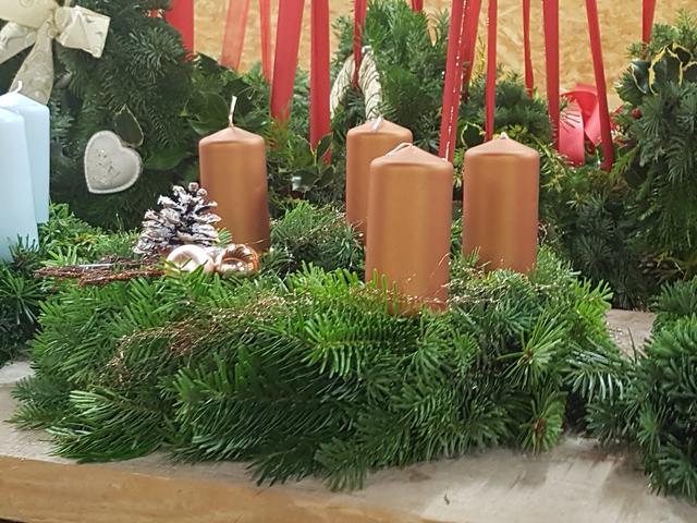 Viele Advent- und Weihnachtsdekorationen können bei Stefans Familie in Mahlberg, Auf dem Bruch 7, vorbestellt und dann nach Terminvereinbarung am 20. oder 21.11. abgeholt werden. Auch die beliebten Reibekuchen gibt es nach Vorbestellung dort „to go“.