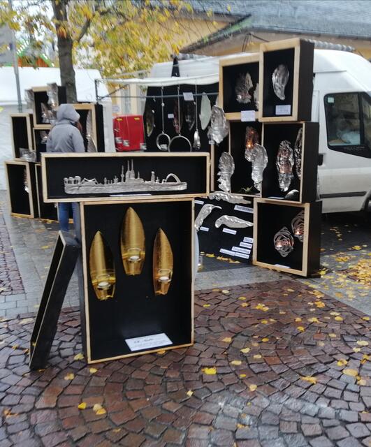 Kunstvoll gestaltet wurden hier Objekte aus Metall angeboten.