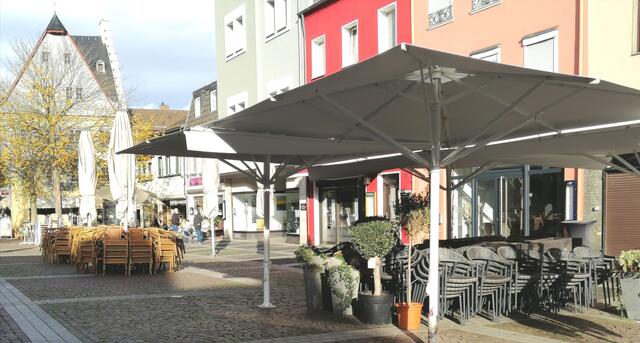 In der Brühler Innenstadt sind die Stühle zusammen gestellt.
Keine Sitzgelegenheit mehr vor den Lokalen.