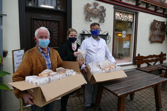 Alfred Höhler, Peter Profittlich und Stefanie Schwingen bei der Abholung der Weckmänner vorm Café Profittlich in Rhöndorf.