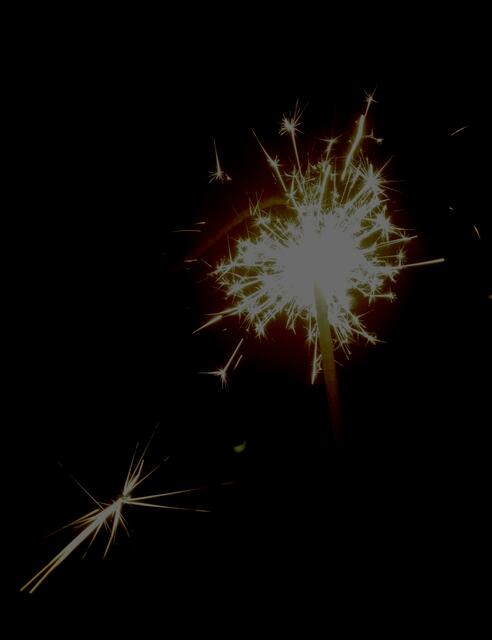 Schöne Effekte mit Wunderkerzen bereicherten vieler Orts den Himmel in der Silvesternacht.