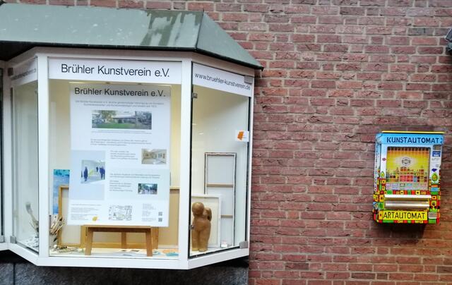 Neben dem Schaukasten der Kunstautomat, in dem sich Künstlerische Unikate befinden.