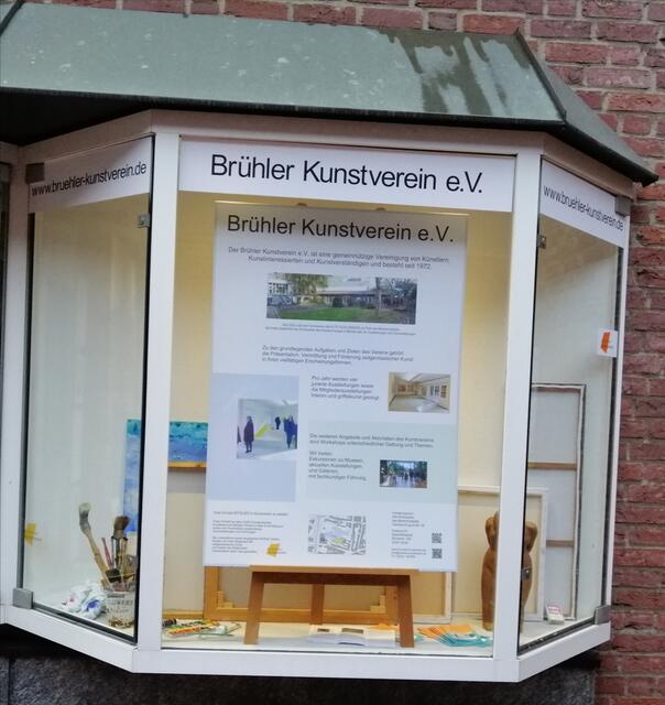 Der neue Schaukasten des Brühler Kunstvereins.