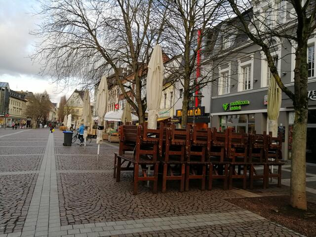 Die Städte sind leer, die Stühle der Gaststätten sind hochgestelltwie, wie auch hier in Brühl.
