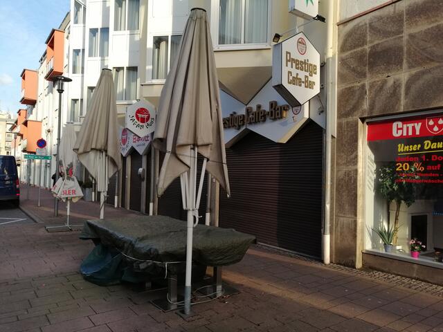 Die Jalousien sind heruntergefahren. In der Uhlstraße ebenfalls Totenstille.