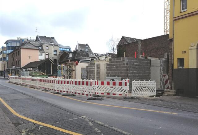 In der Carl-Schurz Straße entsteht ein mehrstöckiges Wohn-und Geschäftshaus.