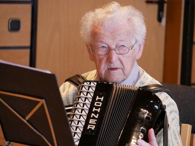 Gottfried Weber am Bass beim Probenwochenende in Baasem in der Eifel.