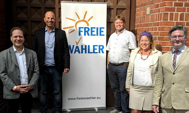 Markus Krafczyk Listenplatz 1 (3. v.r.), Georg Alsdorf, Listenplatz 2 (1. v.l.), Kai Hemsteeg, Listenplatz 3 (2. v.l), Hanneke Hellmann, Listenplatz 4 (2. v.r.), Torsten Rüdiger Ilg, Listenplatz 5 (1. v.r.) hochgeladen von Torsten-Rüdiger Ilg