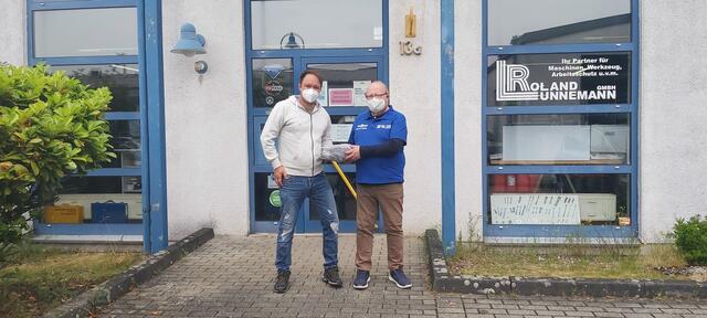Handschuhübergabe durch Mario Spor - Leder von der Firma Werkzeuge Lünnemann