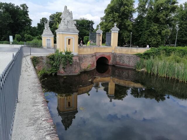 Der Übergang vom Brühler Schlosspark zum Hbf. Auch zeitlich erleben wir in vielen Dingen des Lebens Übergänge, denen wir mit Nachhaltigkeit gegenüberstehen sollten.