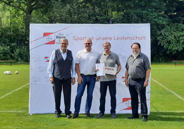 Faustball-Abteilungsleiter Frank Schmidt (2. von rechts) wurde im Beisein von Klaus Beck (1. von links), Jürgen Albrecht (2. von links) und Bernhard Marewski (1. von rechts) die Auszeichnung als Nationaler Faustball-Stützpunkt überreicht.