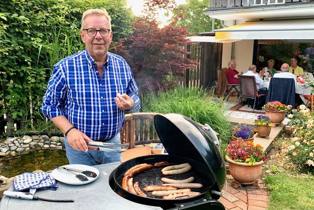 Der Vorsitzende, Günter Klein, sorgt für das leibliche Wohl der Mitglieder.