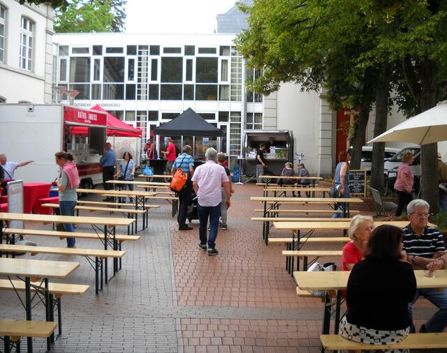 um 14 Uhr 58 waren die Plätze noch frei.....