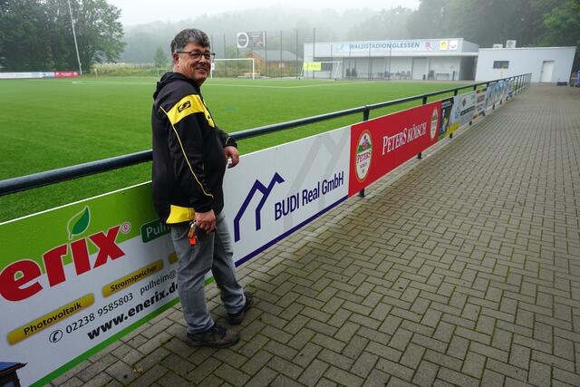 Ein weiterer Meilenstein zur Modernisierung des Glessener Waldstadions ist geschafft: SC Vorsitzender und Bauherr Burkhard Dickmann freut sich über die Fertigstellung des neuen Vereinsheims.