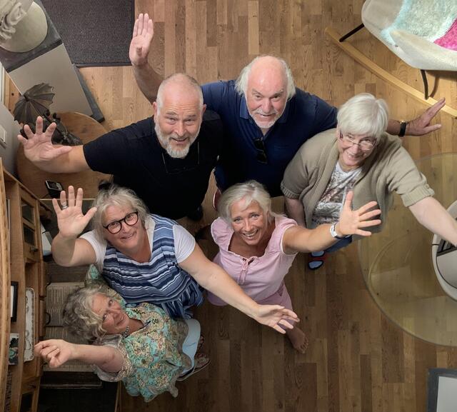 Die Künstergruppe ARTof5 (v.l.: Angela Kühl, Petra de Jong, Ulrike Klerx, Marie-Thérèse Breyer, Robert Budka und Michael Zöphel) meldet sich mit einer gemeinsamen Ausstellung am 28. und 29. August in St. Sebastianus in Königsdorf zurück.