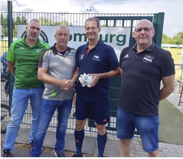 Mit einem gut gefüllten Spendensparschwein nach dem Spiel (von links): Rolf Strick (2. Vorsitzender SV Wormersdorf), Dieter Spillmann (1. Vorsitzender SV Wormersdorf), Thomas Wicht (1. Vorsitzender SSV Heimerzheim und Schiedsrichter des Pokalspiels) und der 1. Vorsitzende des VfL Lengsdorf, Bernd Röhrig.