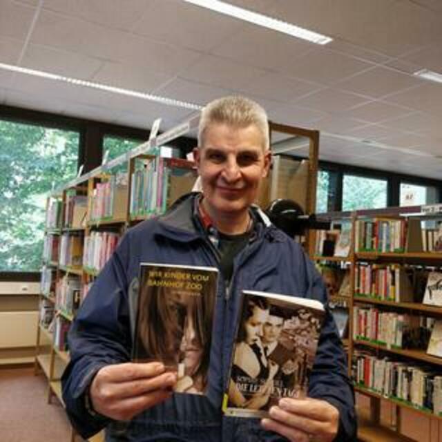 Ich gehe in die Stadtbücherei und leIHE mir BÜCHER aus in leichter Sprache. DIE BEIDEN BüCHER SIND super.