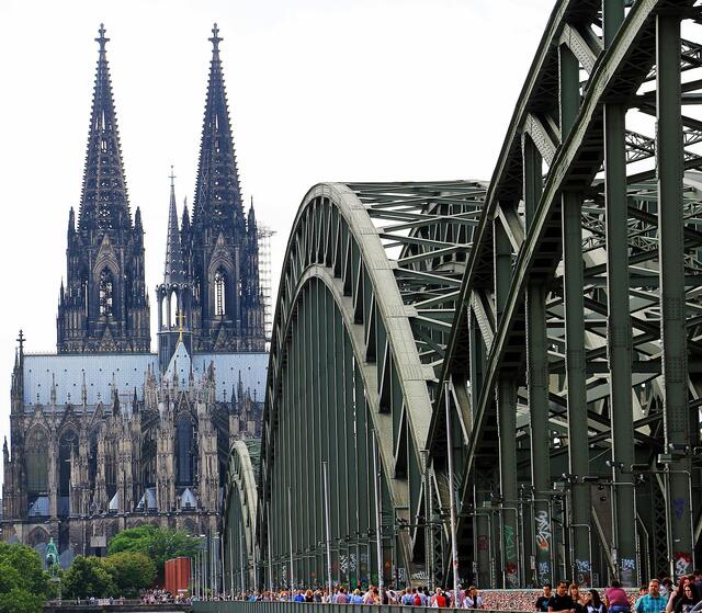 Der Kölner Dom hat eine hohe Symbolkraft für Köln. Scharfe Kritik erfahren aktuelle Bestrebungen der Kölner Oberbürgermeisterin, in Köln den „politischen Islam aufwerten zu wollen“. Die Freien Wähler fordern den Rat der Stadt Köln deshalb auf, Henriette Reker die Vertrauensfrage zu stellen.